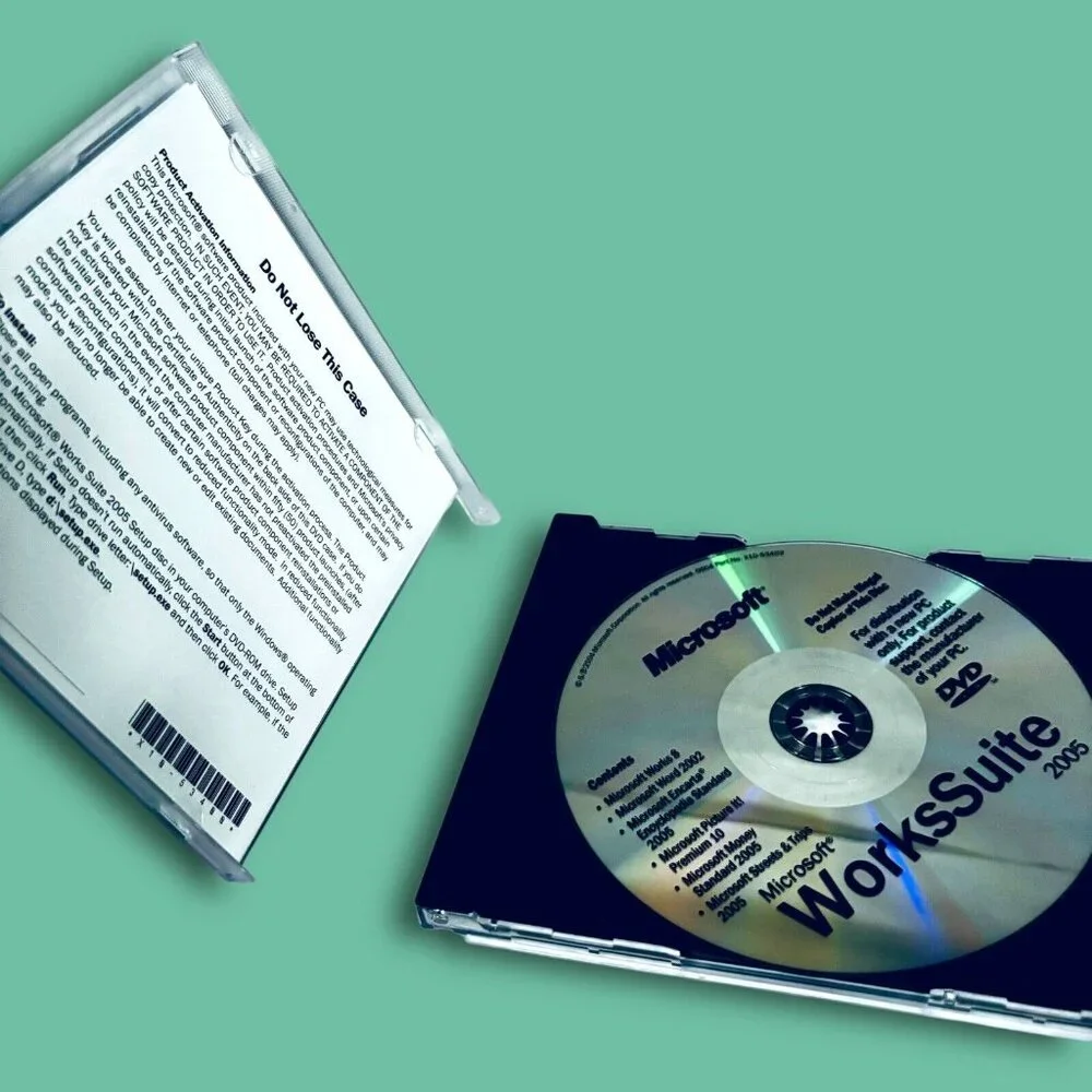 Microsoft Works Suite (2003, DVD-ROM).